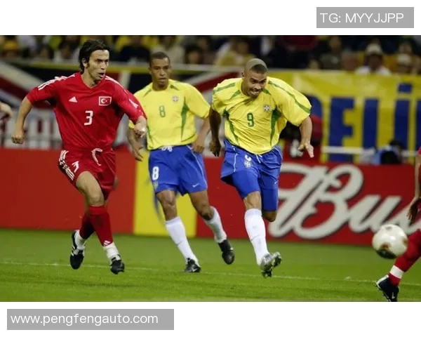 足球明星壁纸合照展现球场魅力与友谊的完美瞬间