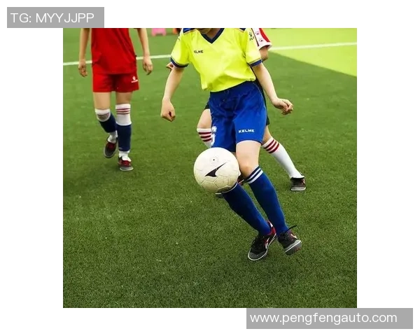 女生化身足球解说员模仿明星球员精彩瞬间引发热议